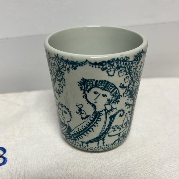 Vintage Bjorn Winblad "Garden Party" Style Blue & White Ceramic Art Mug - 2-1/2" - Picture 3 of 7